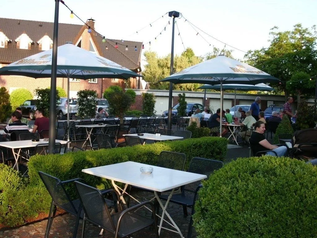 Biergarten am Abend mit Lichterketten