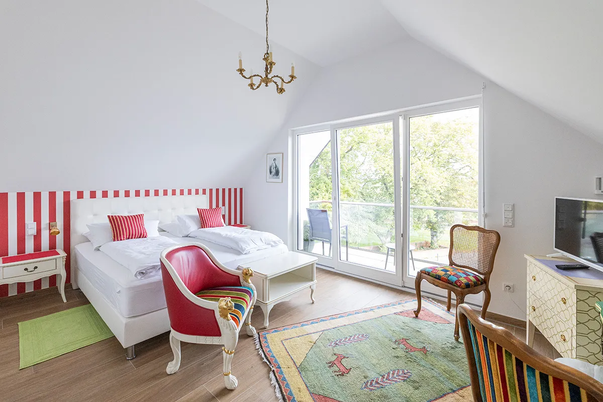 Modernes Dachzimmer mit Balkon und farbenfrohen Möbeln