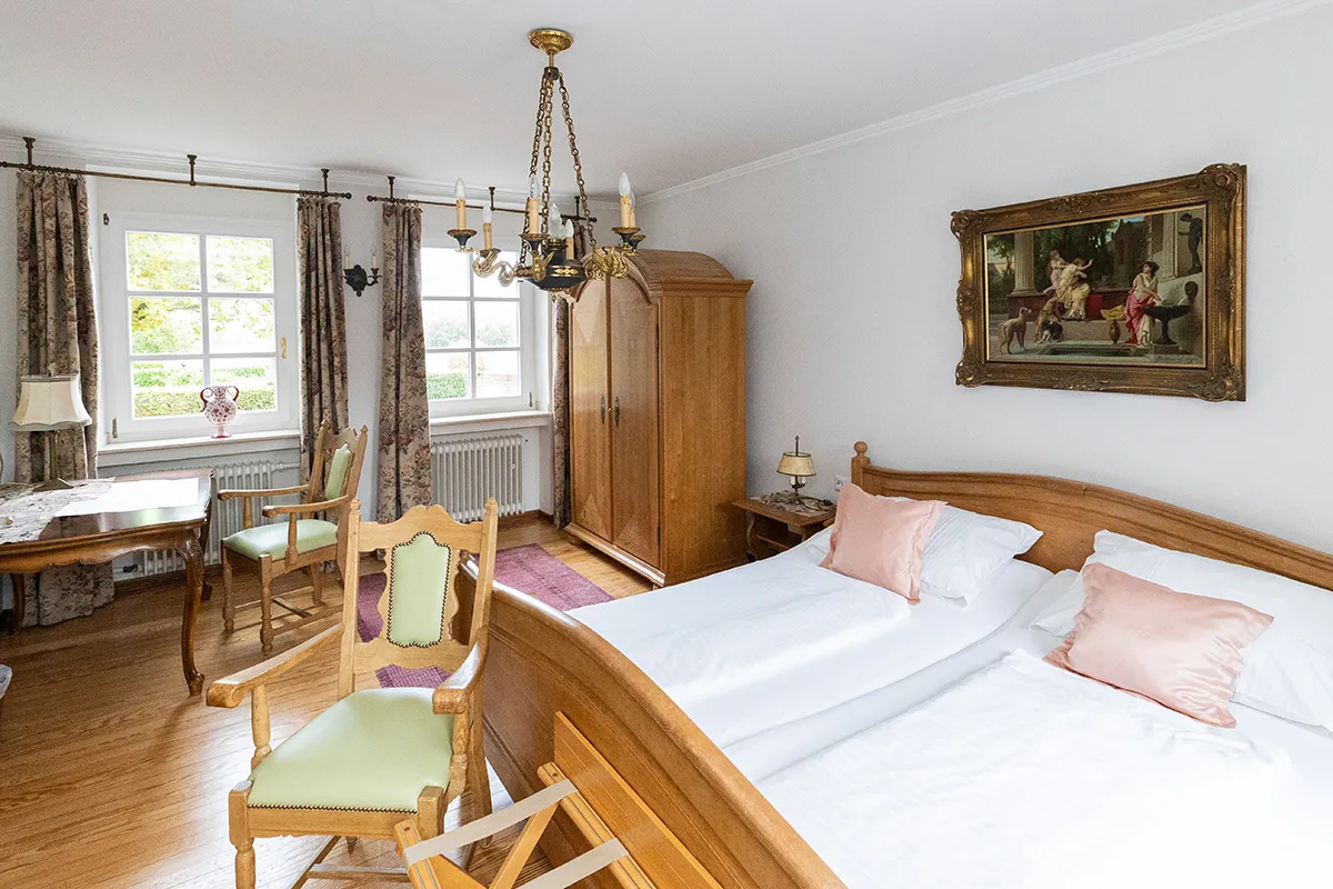 Landhauszimmer mit Eichenmöbeln und Kronleuchter