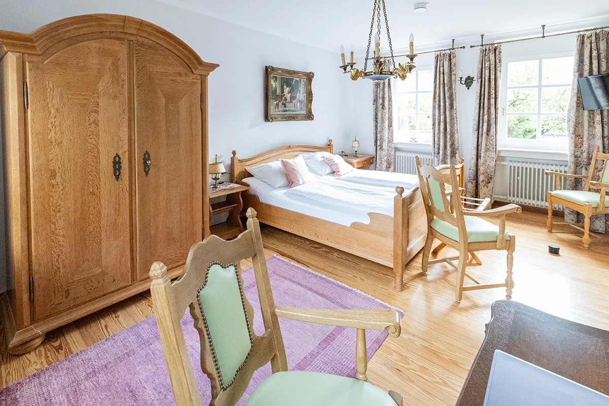 Landhauszimmer mit großem Eichenschrank