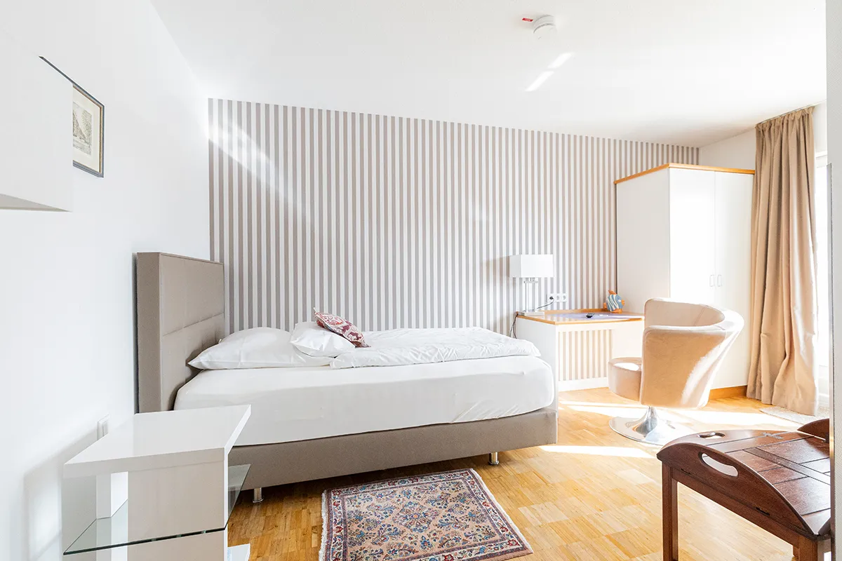 Doppelzimmer in Taupe mit Sessel