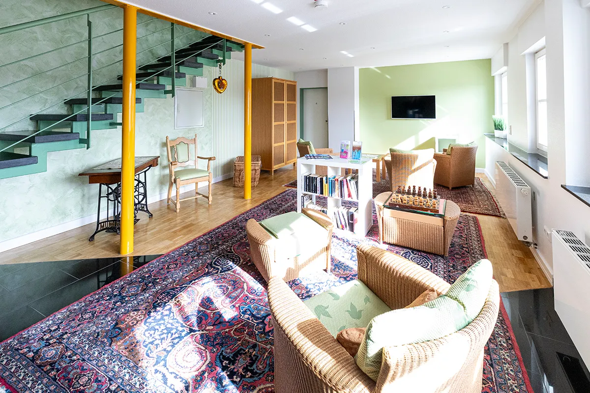 Lounge mit Treppe und Leseecke